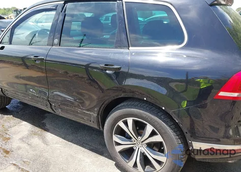 2017 Volkswagen Touareg V6 Wolfsburg Edition z USA, uszkodzony, nr VIN WVGRF7BP9HD001737